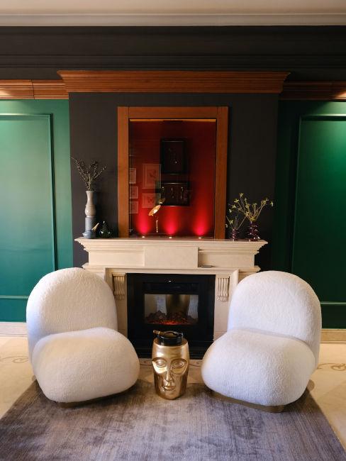 Soggiorno con poltrone bianche