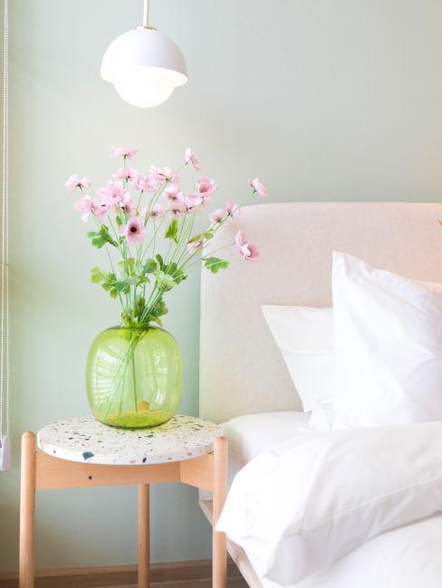Vaso con fiori freschi sul comodino