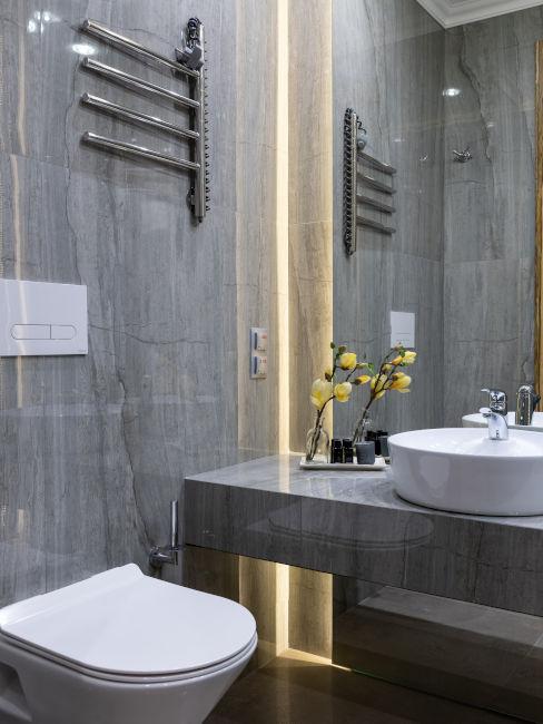 Bagno grigio chiaro moderno