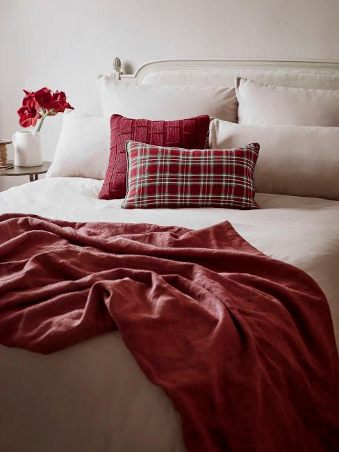 letto bianco con dettagli rossi