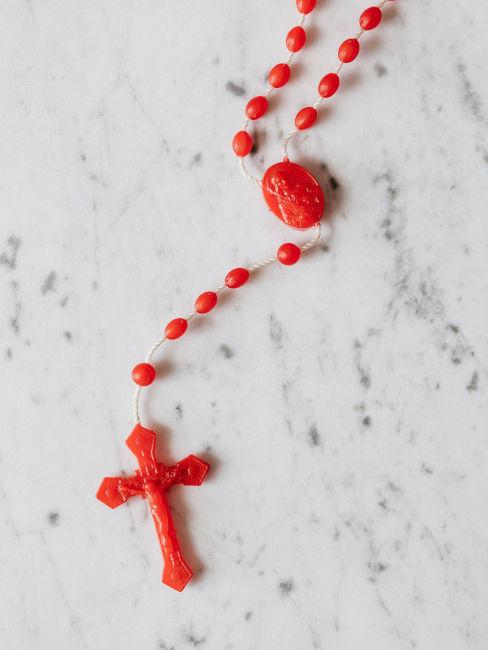 Religione cattolica rosso su marmo