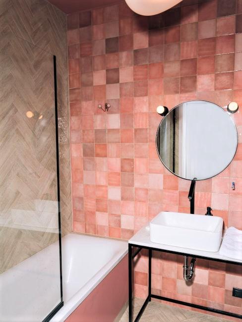 Bagno con varie tonalità di rosso e rosa