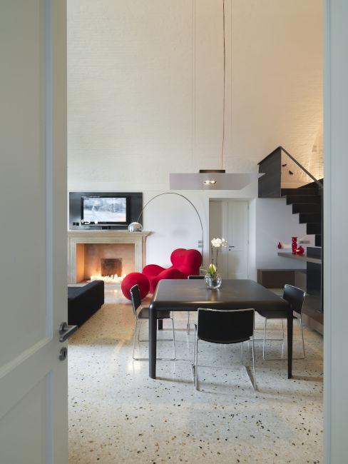 Rosso scarlatto Poltrona di design rossa con poggiapiedi