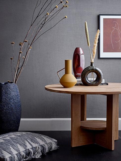 Vasi colorati sopra tavolo in legno