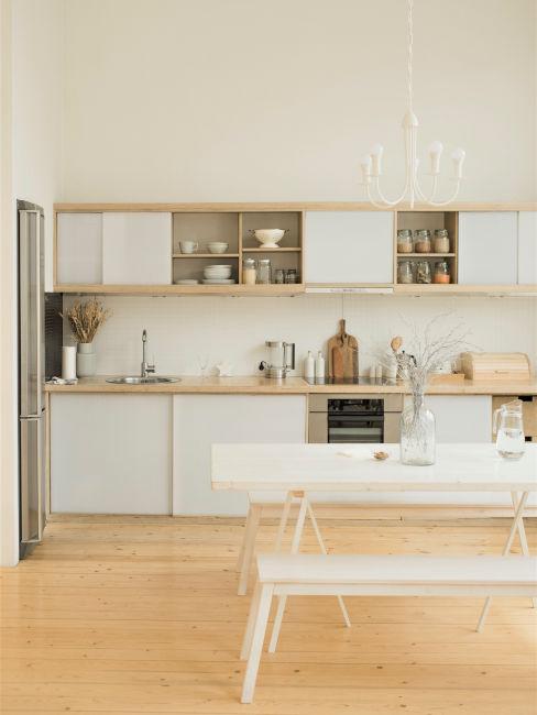 Cucina bianca con pavimento in legno chiaro