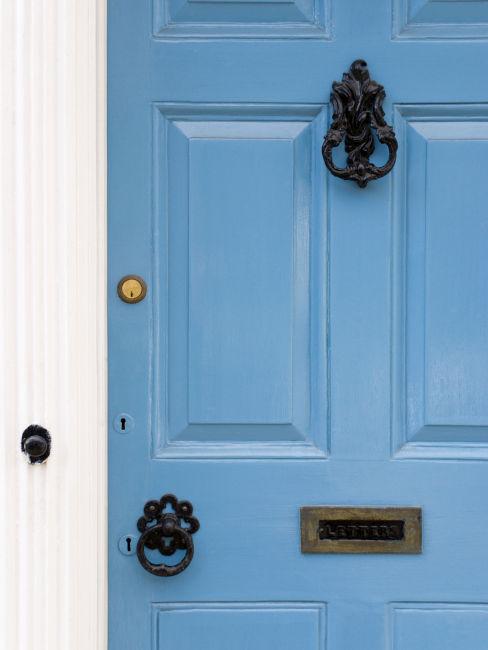 Porta azzurra con maniglia di design