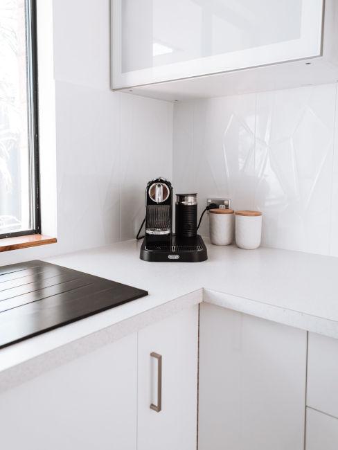 Cucina bianca dettaglio macchina per il caffè