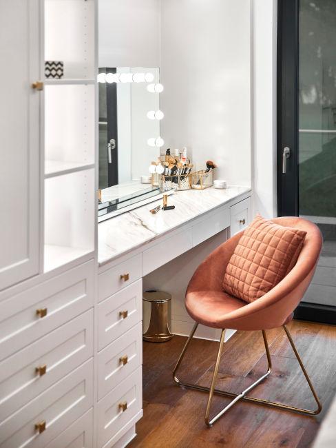 Angolo beauty con poltroncina rossa