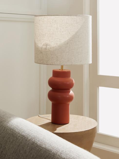 lampada color mattone in soggiorno