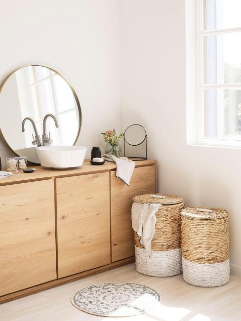 Bagno bianco con mobili in legno