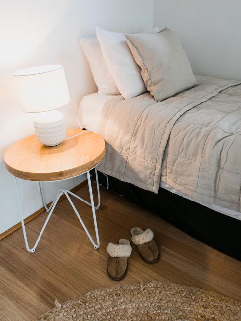 letto con lenzuola color bianco antico