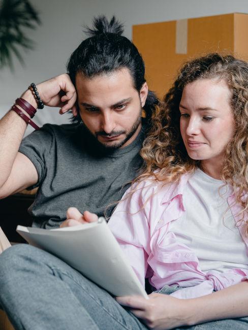 coppia che crea lista per il matrimonio