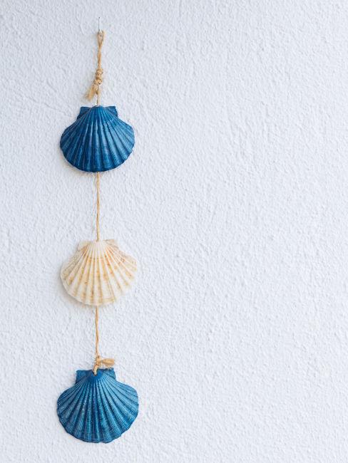 Decorazione da parete con conchiglie bianche e blu