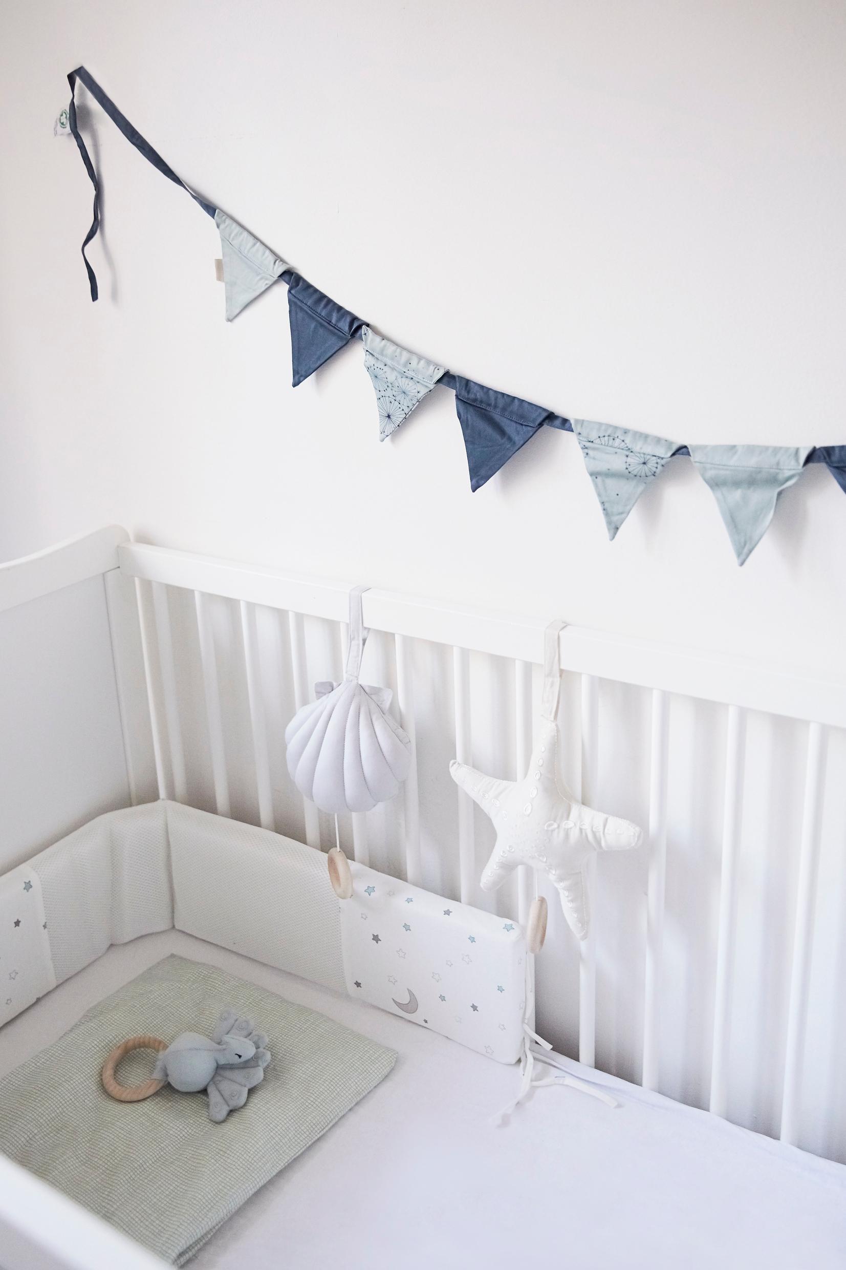 Culla bianca con decorazioni marine blu