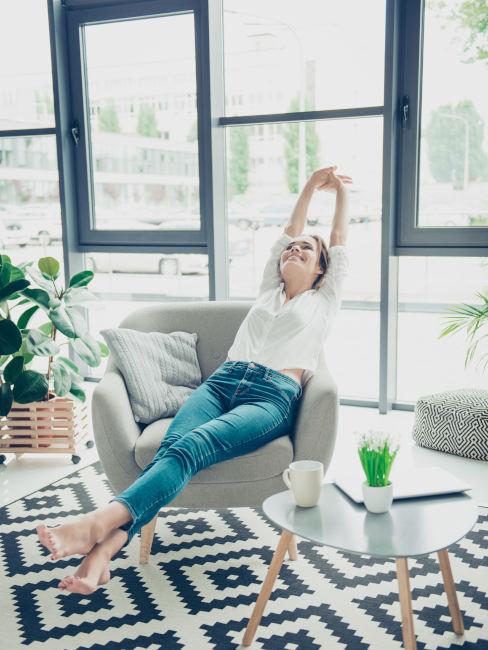Ragazza che si rilassa su una poltrona