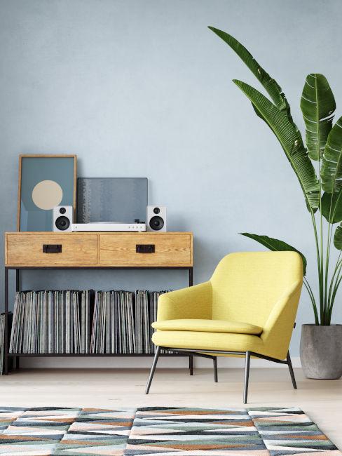 Parete grigio azzurra con poltroncina gialla