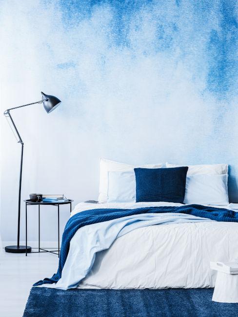Camera da letto blu con parete effetto cielo