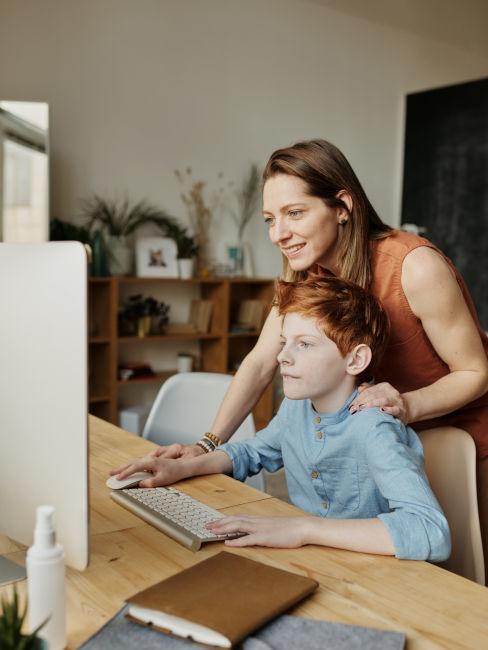 mamma e figlio assieme al computer