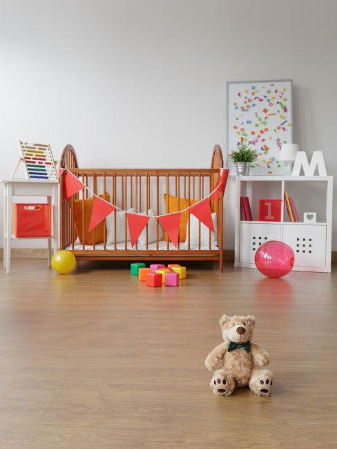 Cameretta con decorazioni rosse