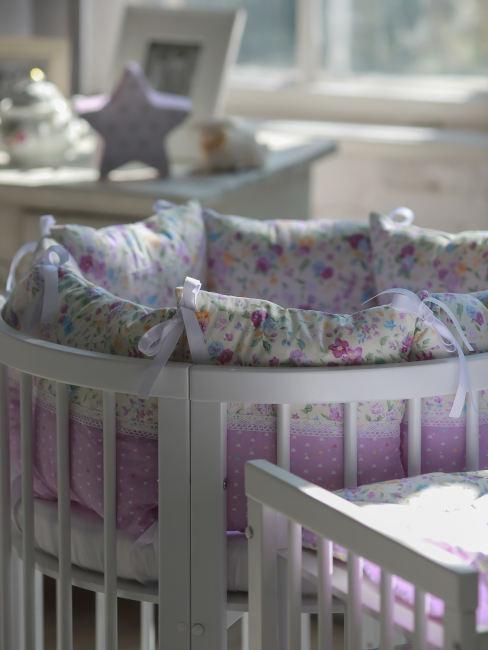 Lettino per neonati bianco con cuscini viola