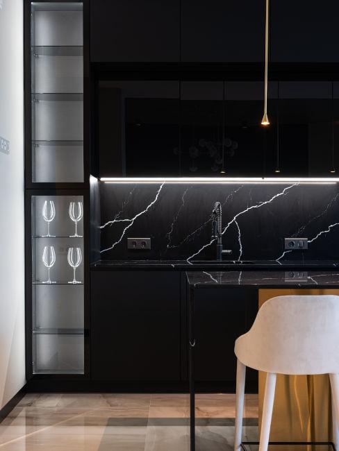 Cucina nera moderna con parete in marmo