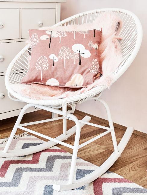 Sedia a dondolo bianca con cuscino rosa