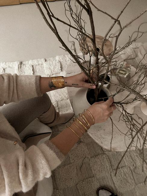 vaso con rami secchi