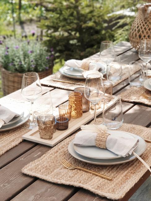 apparecchiare tavola in giardino