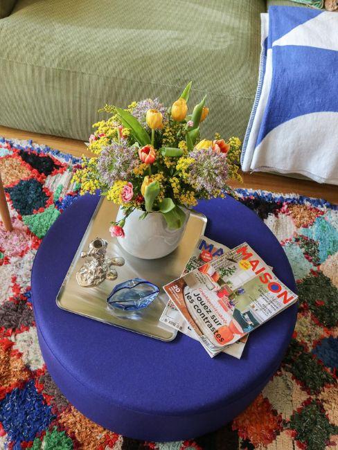tavolino blu in soggiorno colorato