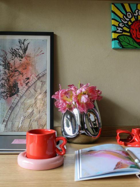 tazza colorata rossa e vaso cromato