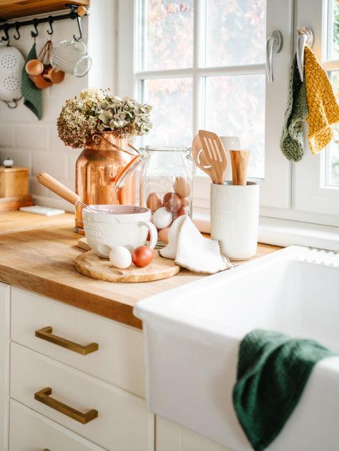 cucina rustica bianca con top in legno