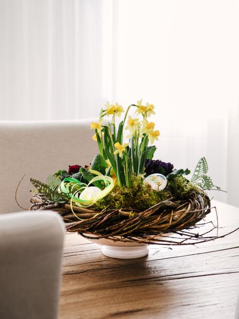 Centrotavola con rametti, uova e fiori