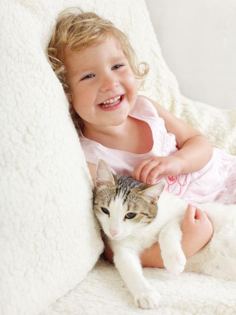Bambina sorridente con gatto