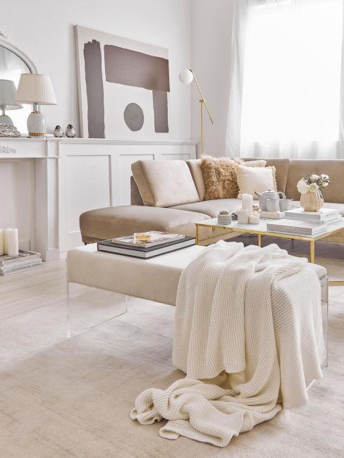 Soggiorno beige e bianco