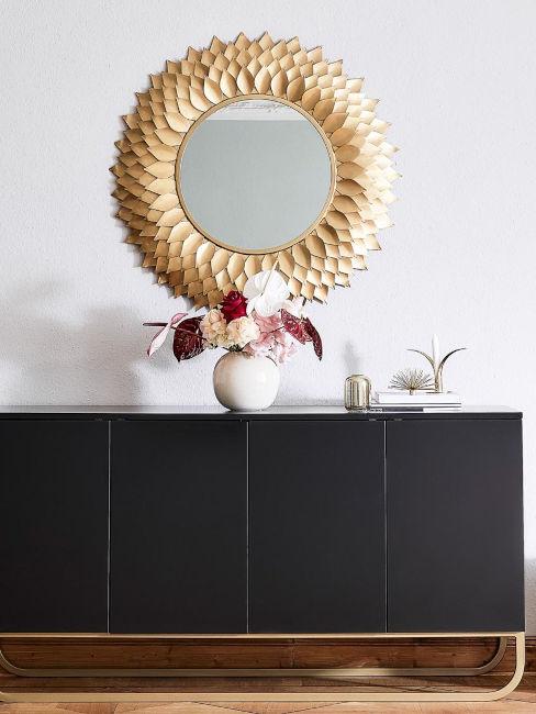 specchio dorato sopra credenza