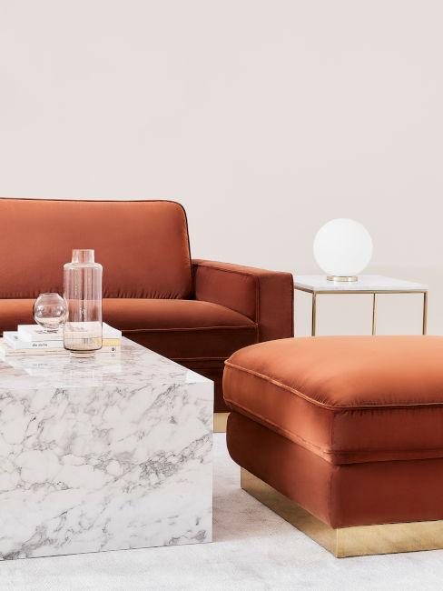 divani color terracotta con tavolino in marmo