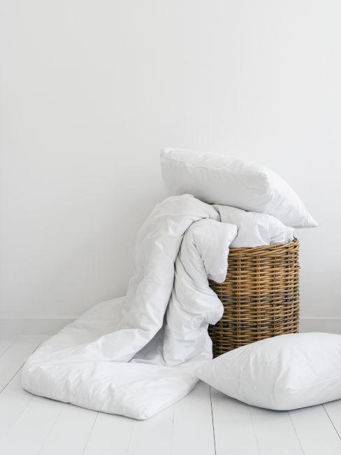 Cesta della biancheria piena