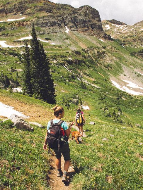 ragazzi che passeggiano in montagna