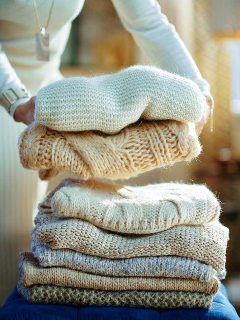 Donna che riordina capi in lana