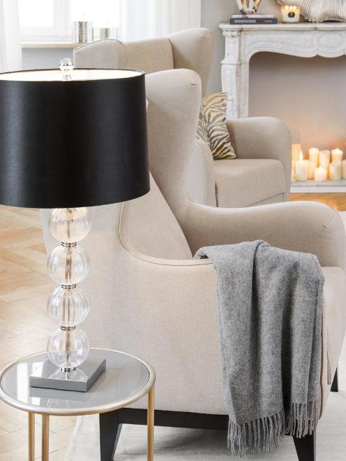 Coperta grigia in lana cashmere su poltrona bianca