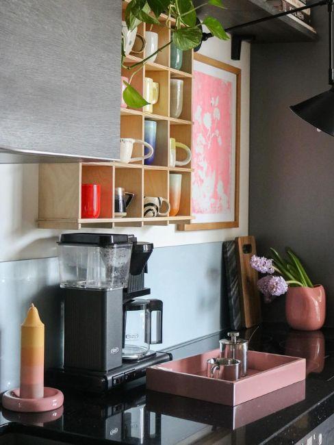 cucina con dettagli rosa