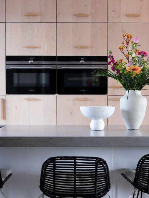 cucina rosa con vaso di fiori