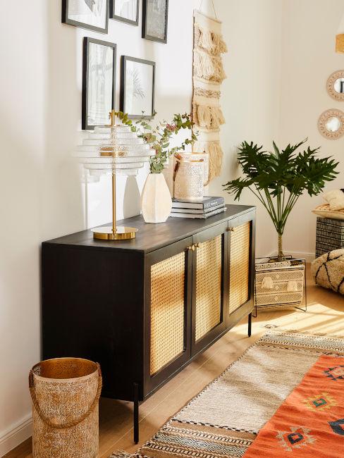 credenza in legno e decorazioni