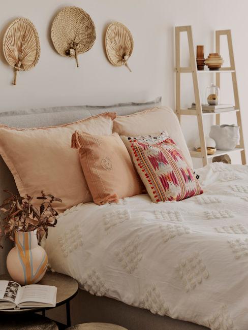 camera da letto con decorazioni in materiali naturali