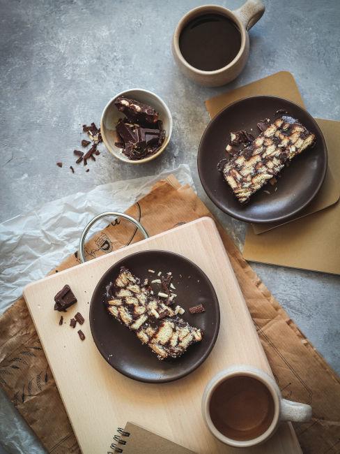 Piattini con salame di cioccolato a fette