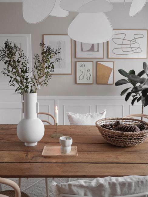 sala da pranzo colori chiari e mobili in legno