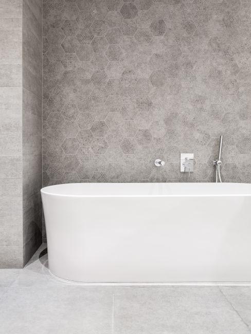 Vasca da bagno moderna e parete con piastrelle grigie