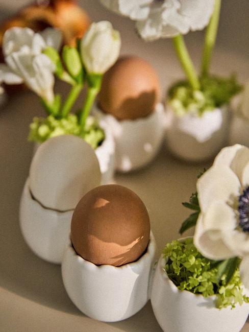 centrotavola pasquale con uova e fiori