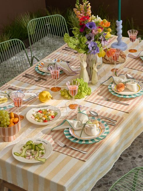 tavola apparecchiata colorata per pasqua