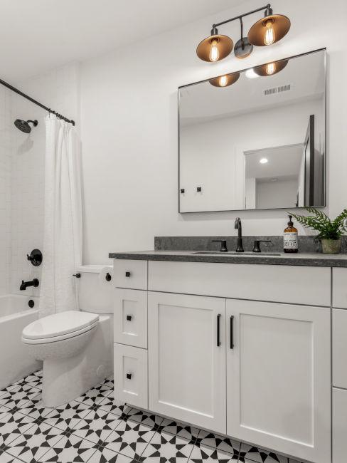 Bagno con piastrelle bianche e nere
